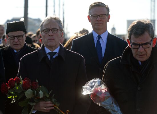Послы стран-членов Евросоюза возложили цветы на место убийства Б.Немцова