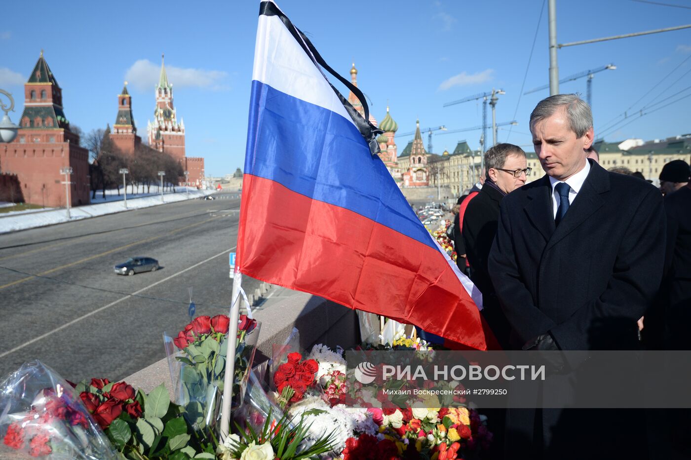 Послы стран-членов Евросоюза возложили цветы на место убийства Б.Немцова