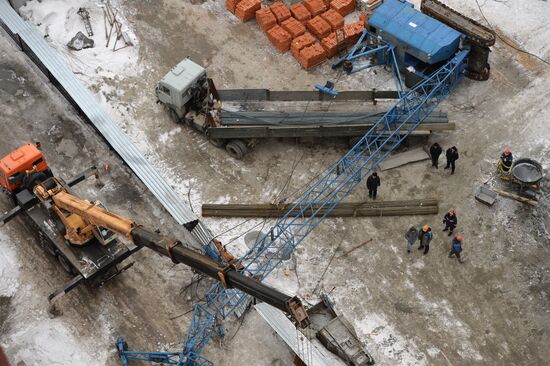 Башенный кран упал на многоэтажный жилой дом в Новосибирске