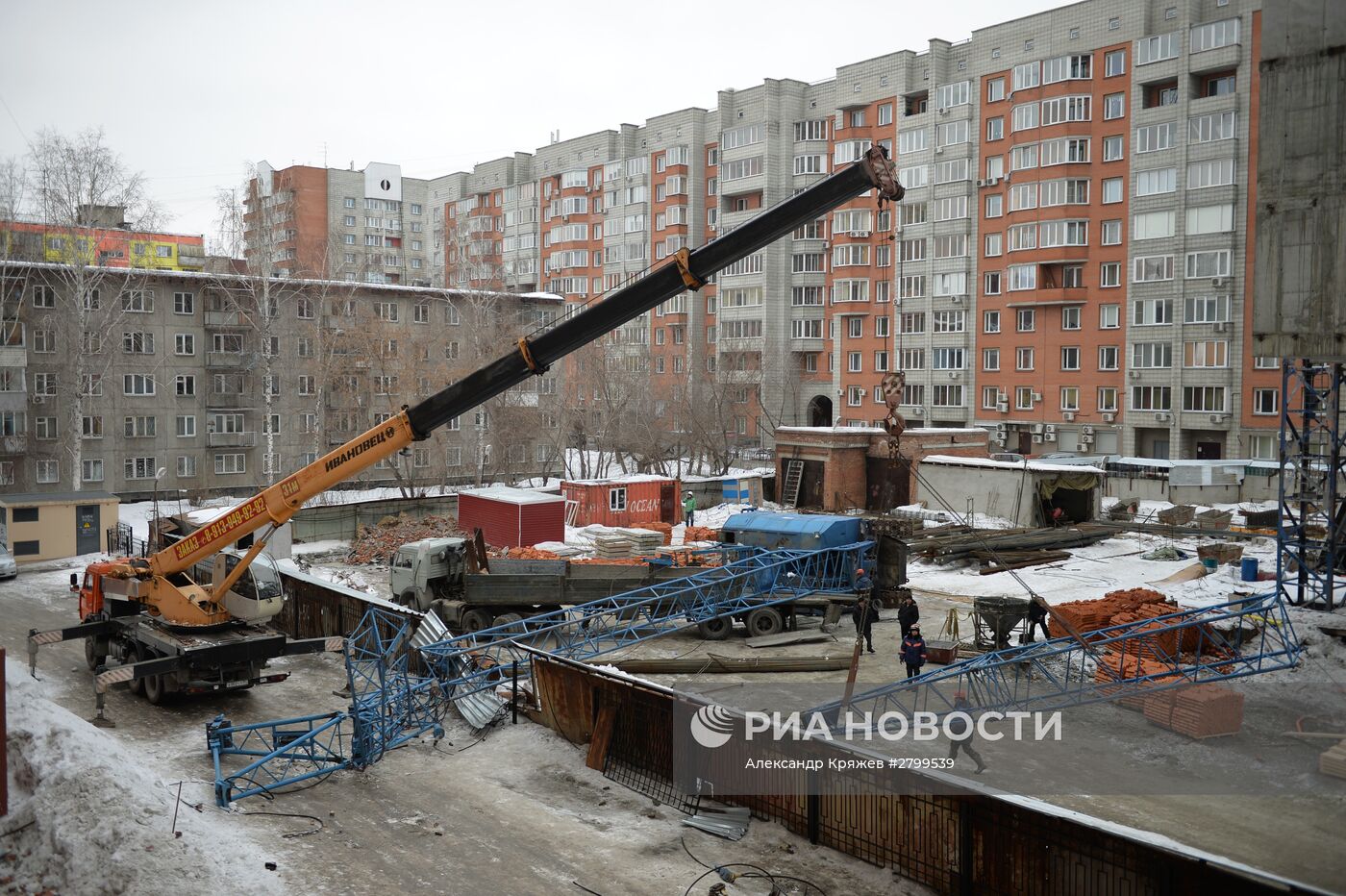 Башенный кран упал на многоэтажный жилой дом в Новосибирске