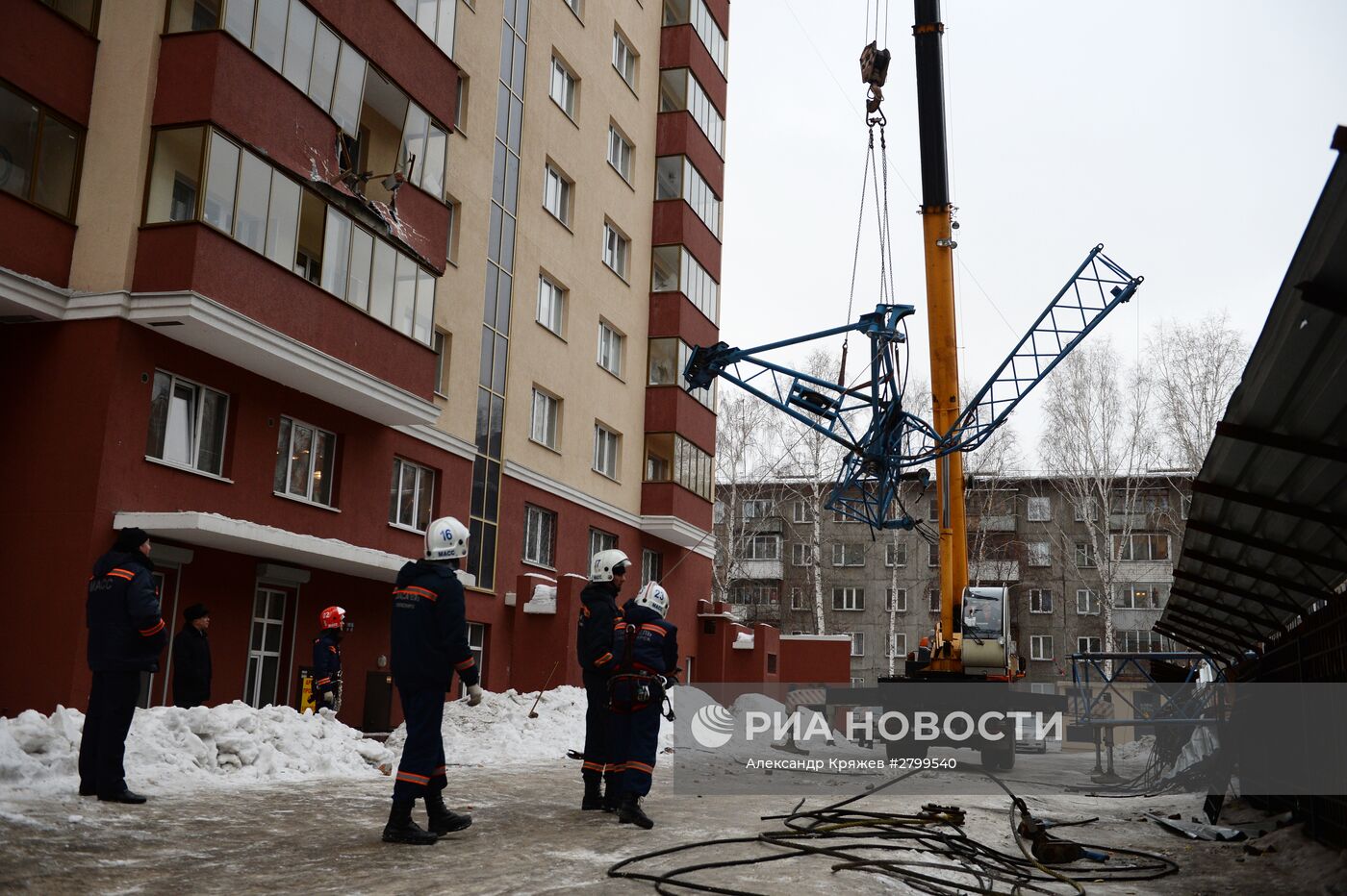 Башенный кран упал на многоэтажный жилой дом в Новосибирске