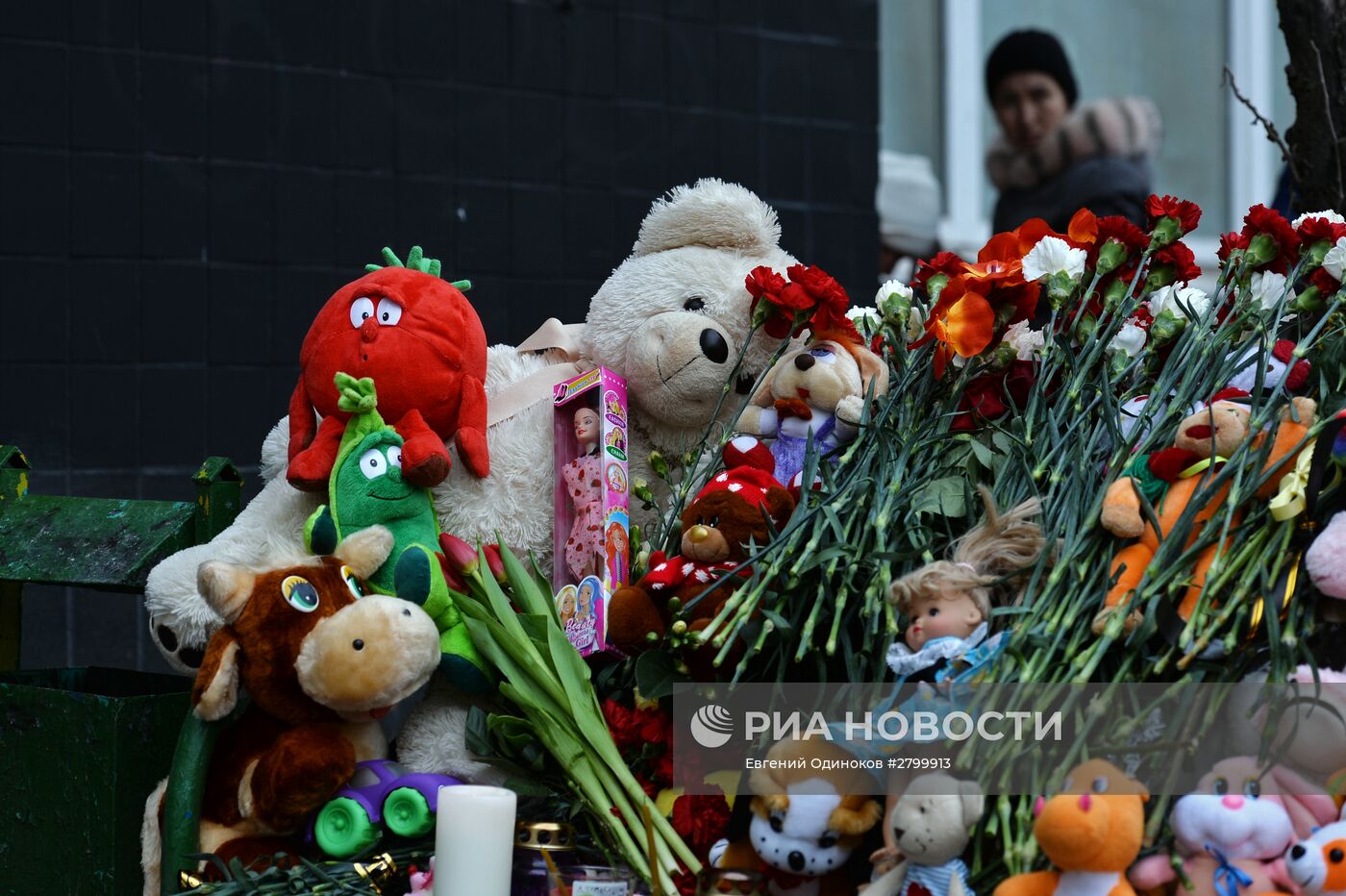 Цветы в память об убитой 4-летней девочке на улице Народного ополчения