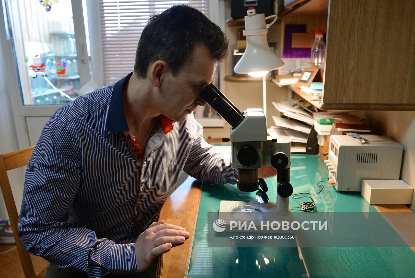Новосибирский художник создал на зернышке мака микроскопические книги
