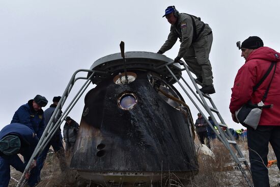 Капсула "Союза ТМА-18М" с экипажем МКС приземлилась в Казахстане