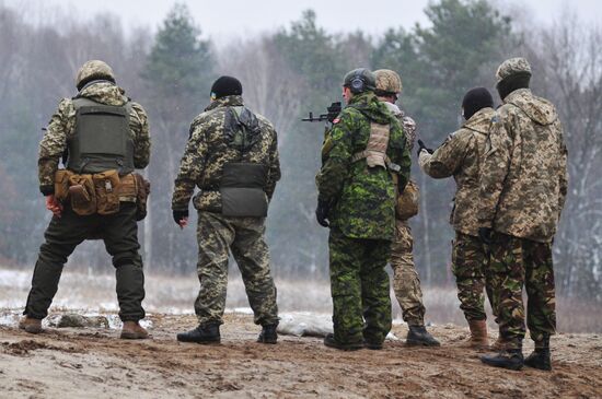 Обучение украинских военнослужащих канадскими инструкторами по программе UNIFIER на Яворивском полигоне