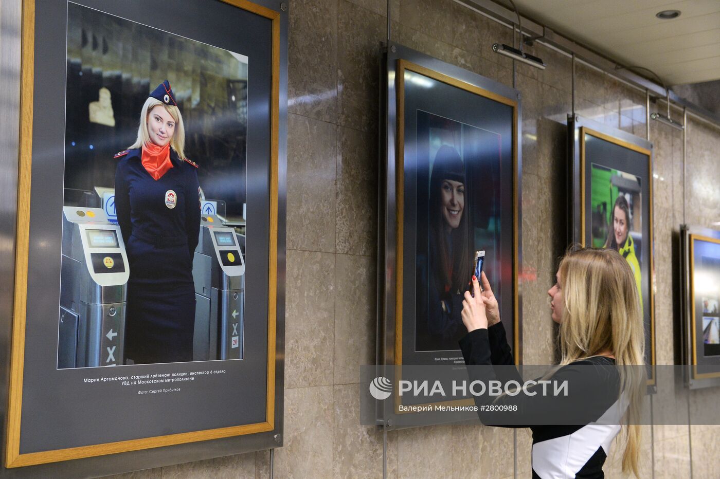 Открытие выставки "Женщины рулят!" в московском метрополитене