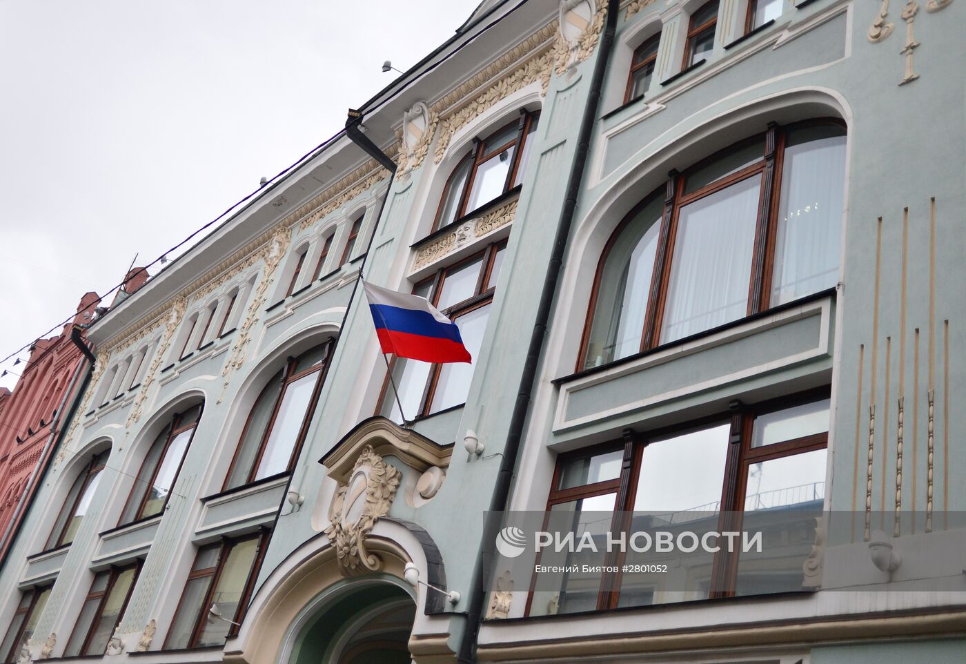 Фасад здания Центральной избирательной комиссии (ЦИК) России