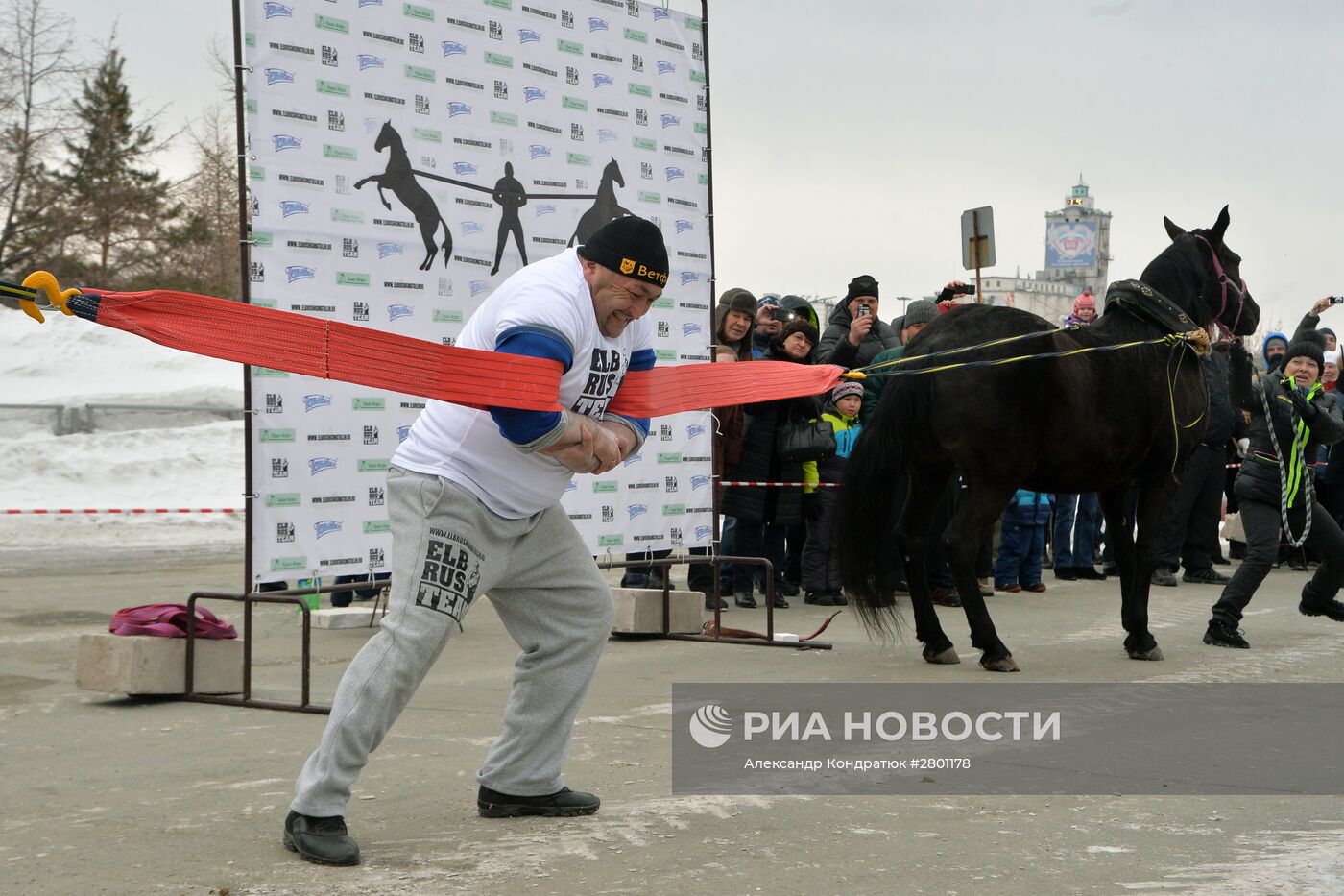 Челябинский силач Эльбрус Нигматуллин совершил уникальный трюк с удерживанием двух коней