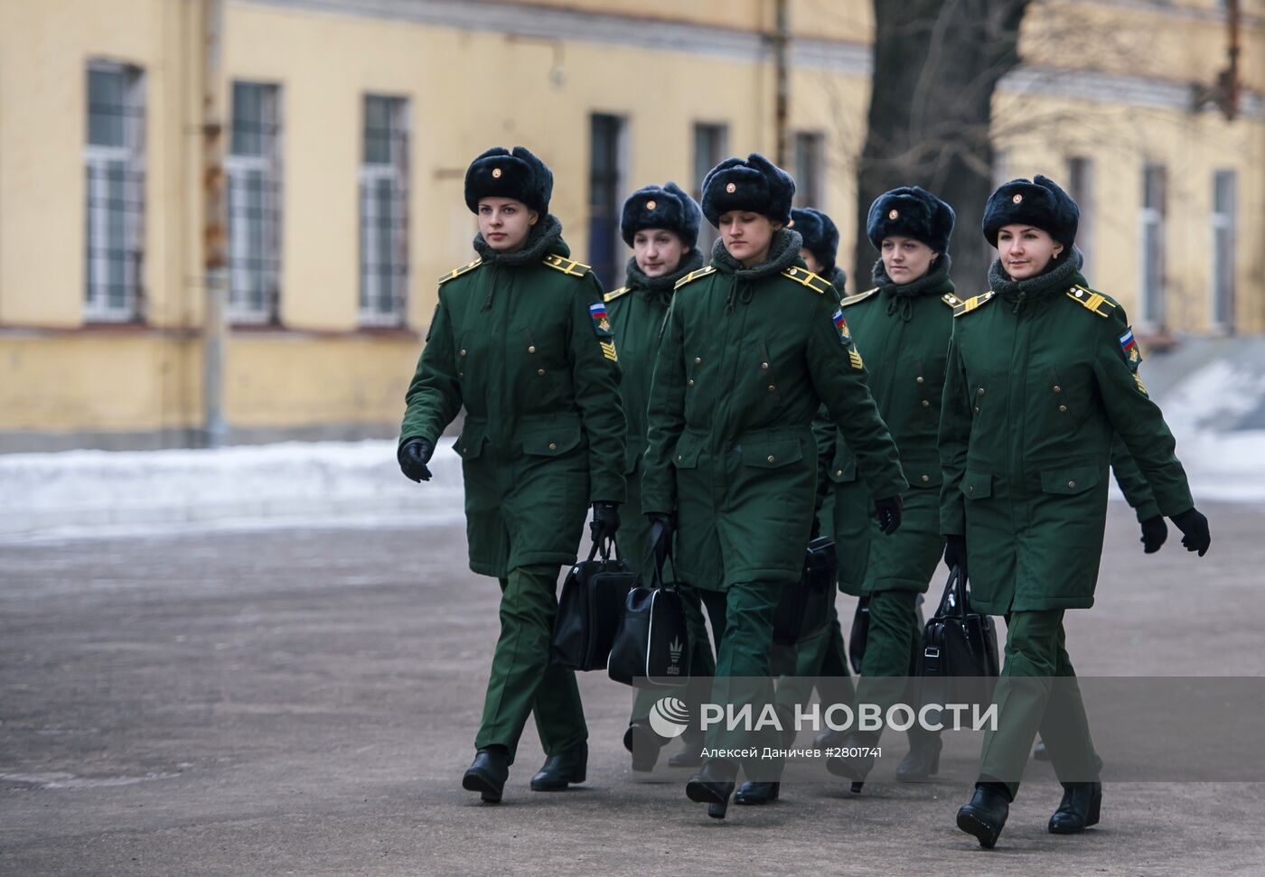 Учебные занятия с девушками-курсантами Военно-космической академии в Санкт-Петербурге