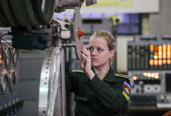 Учебные занятия с девушками-курсантами Военно-космической академии в Санкт-Петербурге