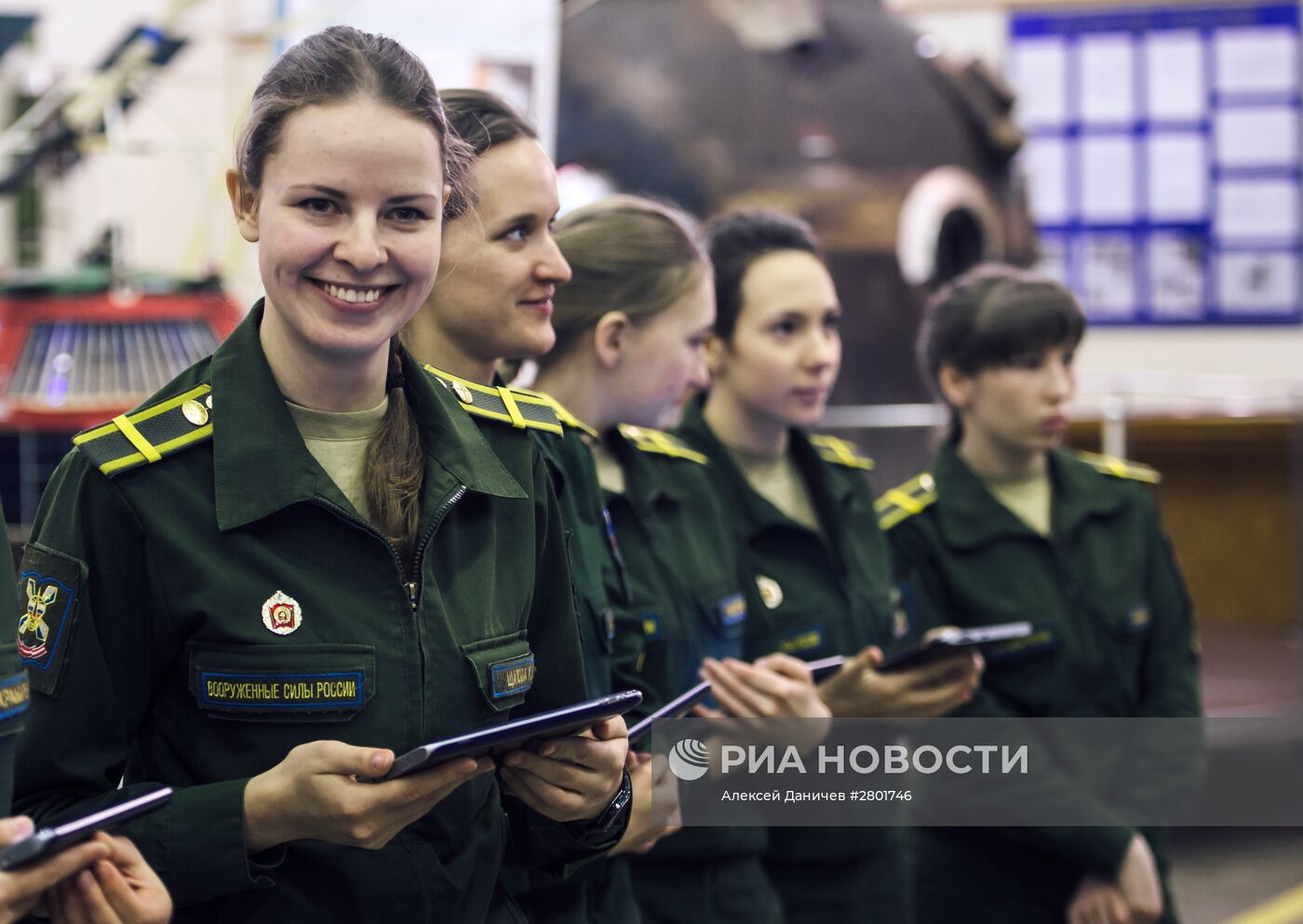 Учебные занятия с девушками-курсантами Военно-космической академии в Санкт-Петербурге