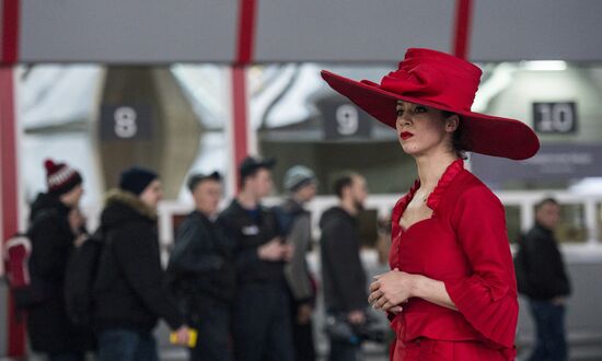 Фрагменты спектакля "Кафе Идиот" в рамках программы "Золотая Маска" в городе"