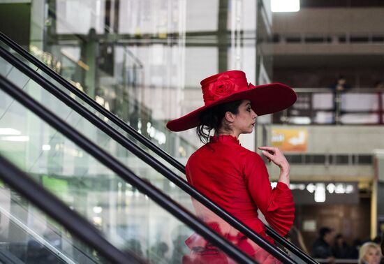 Фрагменты спектакля "Кафе Идиот" в рамках программы "Золотая Маска" в городе"