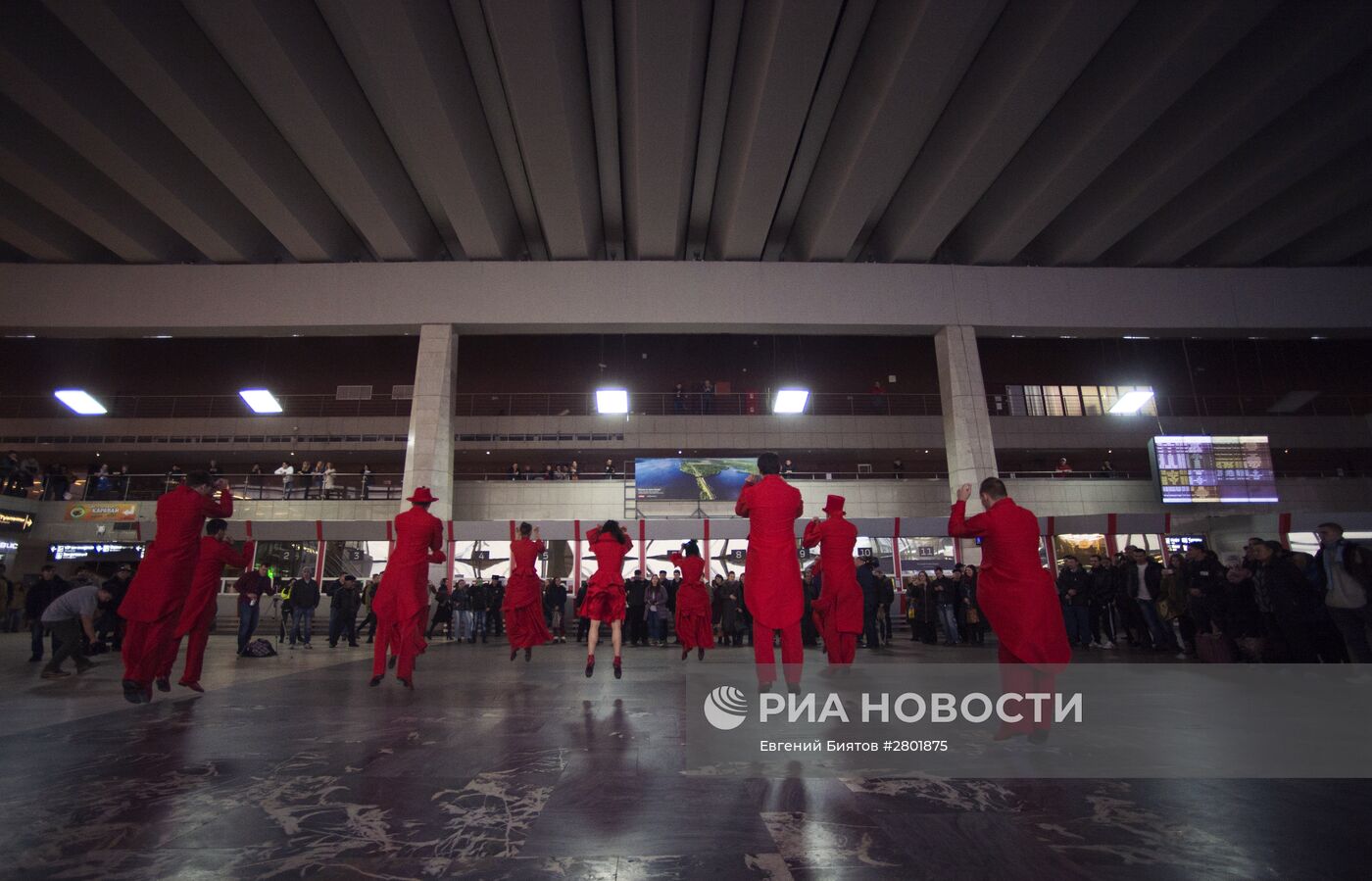 Фрагменты спектакля "Кафе Идиот" в рамках программы "Золотая Маска" в городе"