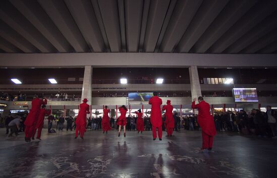 Фрагменты спектакля "Кафе Идиот" в рамках программы "Золотая Маска" в городе"