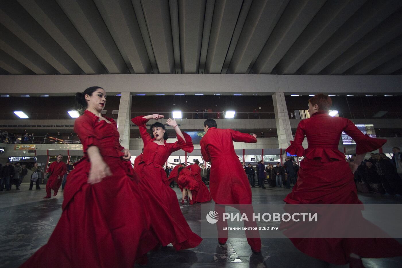 Фрагменты спектакля "Кафе Идиот" в рамках программы "Золотая Маска" в городе"
