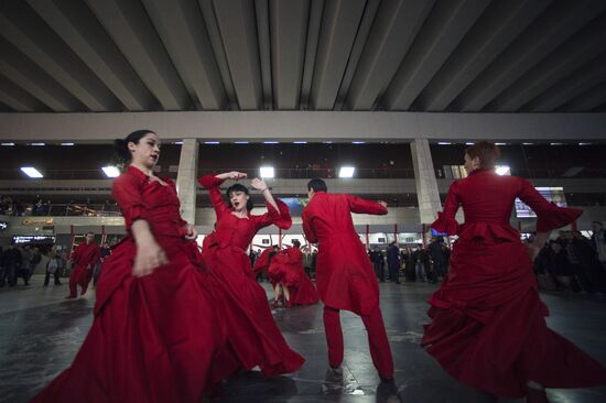 Фрагменты спектакля "Кафе Идиот" в рамках программы "Золотая Маска" в городе"