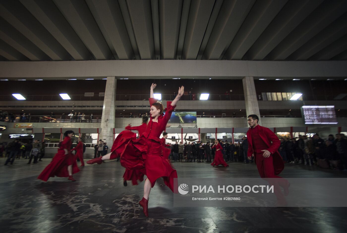 Фрагменты спектакля "Кафе Идиот" в рамках программы "Золотая Маска" в городе"