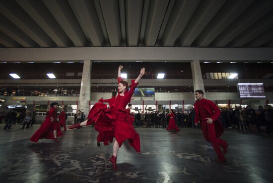 Фрагменты спектакля "Кафе Идиот" в рамках программы "Золотая Маска" в городе"