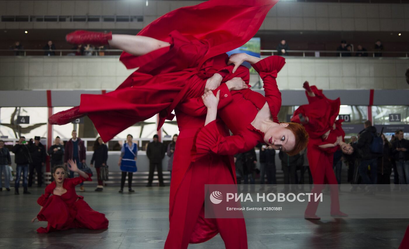 Фрагменты спектакля "Кафе Идиот" в рамках программы "Золотая Маска" в городе"