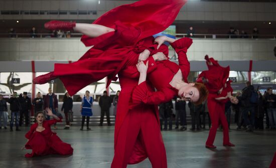 Фрагменты спектакля "Кафе Идиот" в рамках программы "Золотая Маска" в городе"