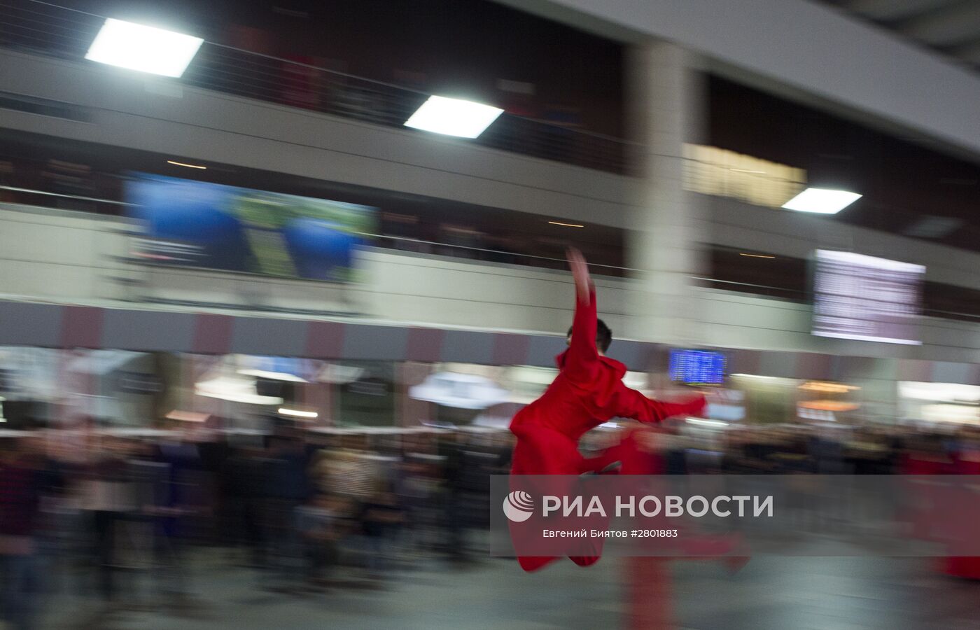 Фрагменты спектакля "Кафе Идиот" в рамках программы "Золотая Маска" в городе"