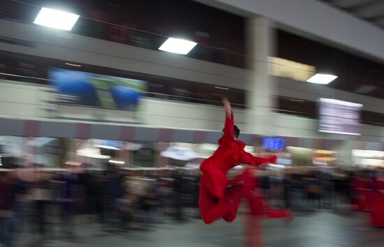 Фрагменты спектакля "Кафе Идиот" в рамках программы "Золотая Маска" в городе"