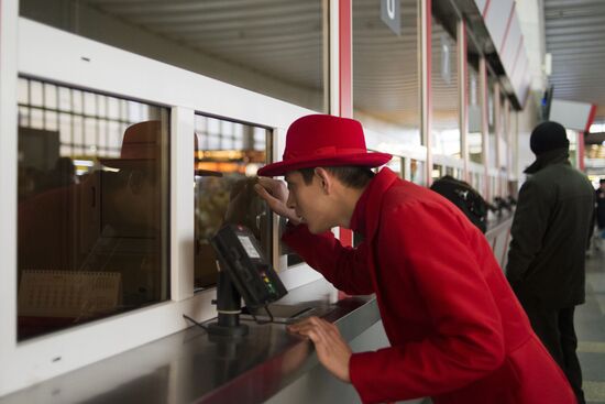 Фрагменты спектакля "Кафе Идиот" в рамках программы "Золотая Маска" в городе"