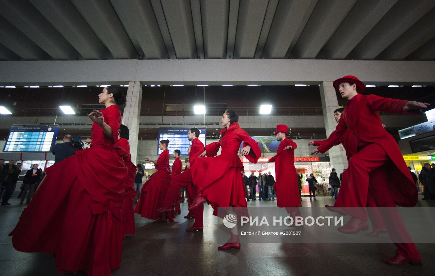 Фрагменты спектакля "Кафе Идиот" в рамках программы "Золотая Маска" в городе"