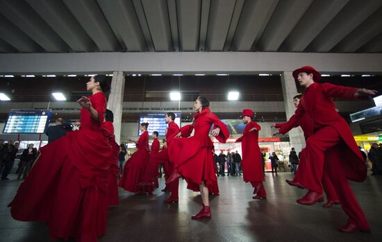 Фрагменты спектакля "Кафе Идиот" в рамках программы "Золотая Маска" в городе"