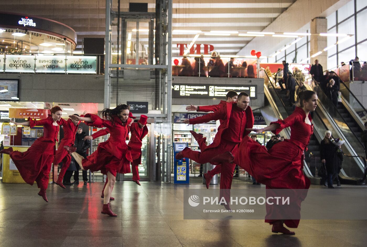 Фрагменты спектакля "Кафе Идиот" в рамках программы "Золотая Маска" в городе"