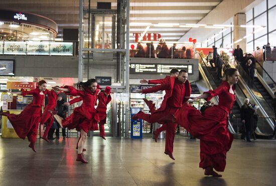 Фрагменты спектакля "Кафе Идиот" в рамках программы "Золотая Маска" в городе"