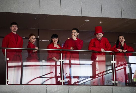 Фрагменты спектакля "Кафе Идиот" в рамках программы "Золотая Маска" в городе"