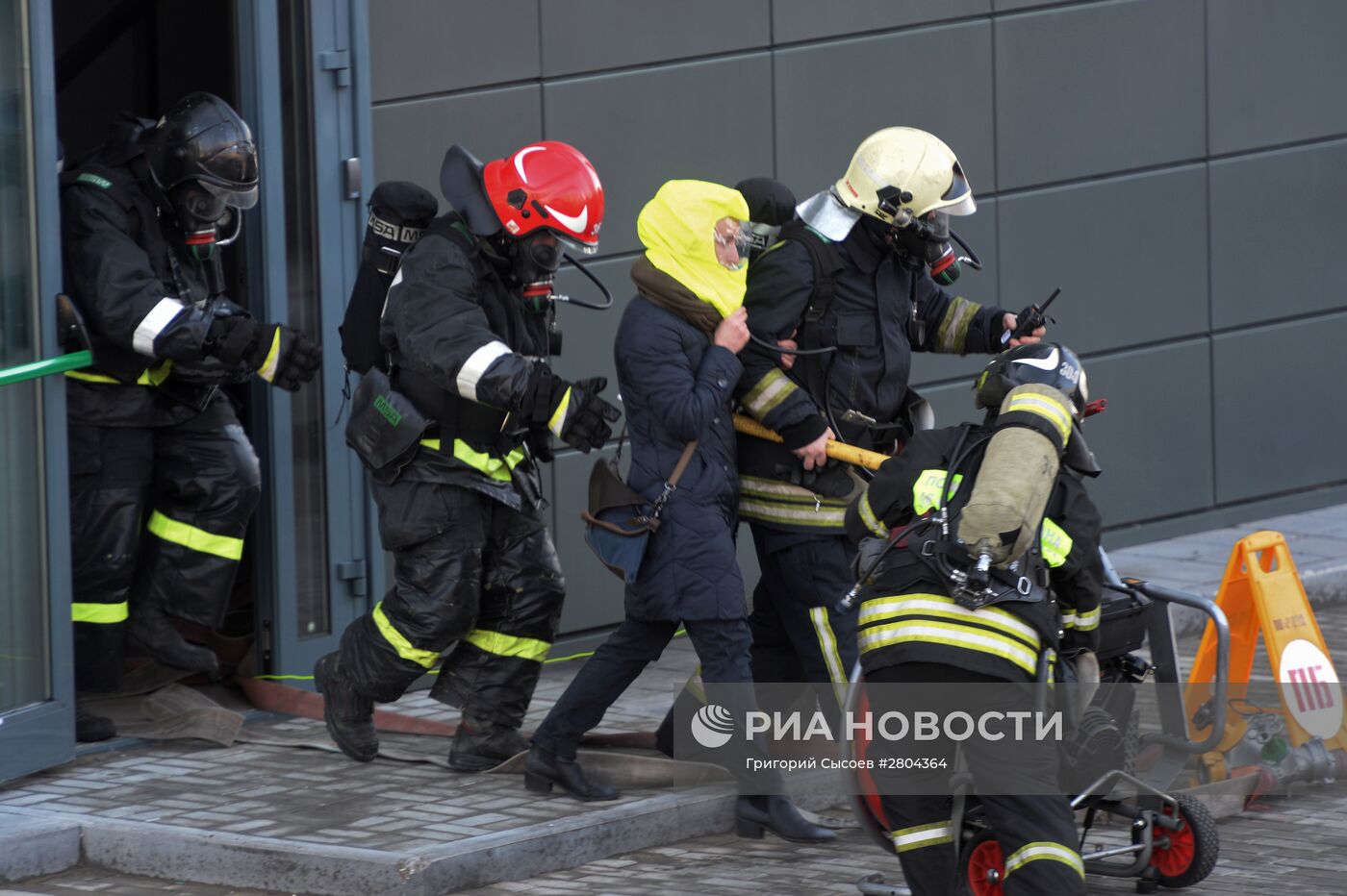 Учения МЧС в здании миграционного центра