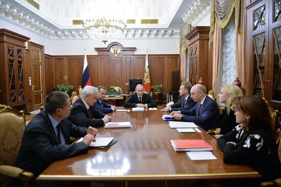 Президент РФ В. Путин провел совещание по экономическим вопросам в Кремле