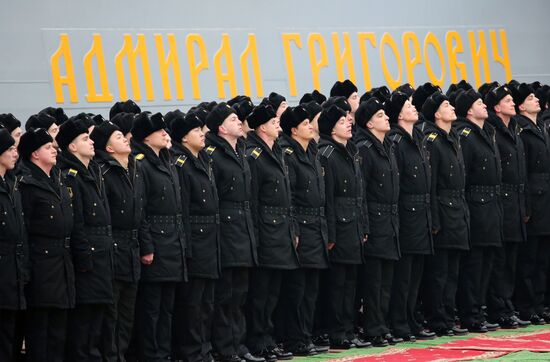 Церемония первого поднятия флага на фрегате "Адмирал Григорович" в Калининграде