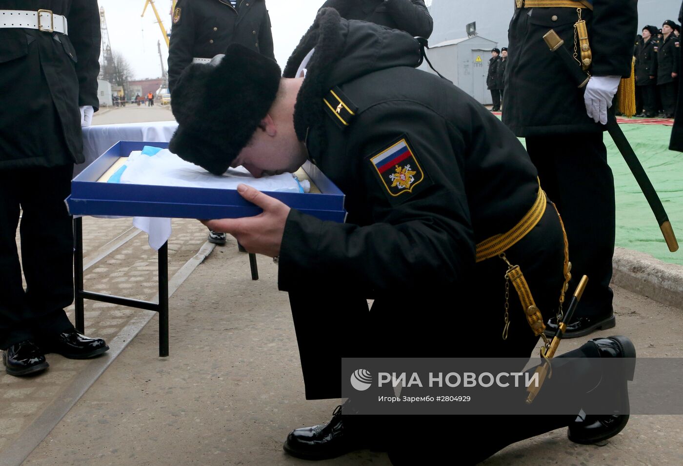 Церемония первого поднятия флага на фрегате "Адмирал Григорович" в Калининграде