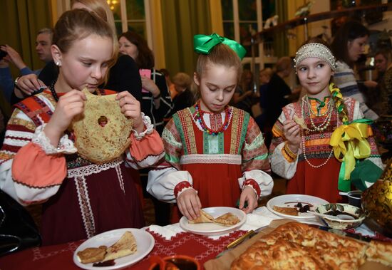 Празднование Масленицы в театре "Русская песня"