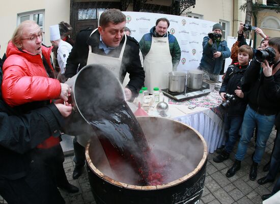 В Москве сварили 300-литровую бочку медового сбитня