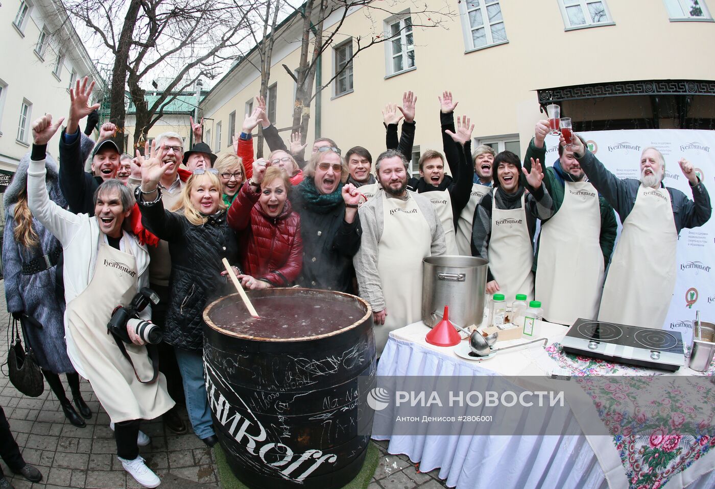 В Москве сварили 300-литровую бочку медового сбитня