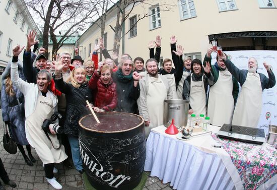 В Москве сварили 300-литровую бочку медового сбитня