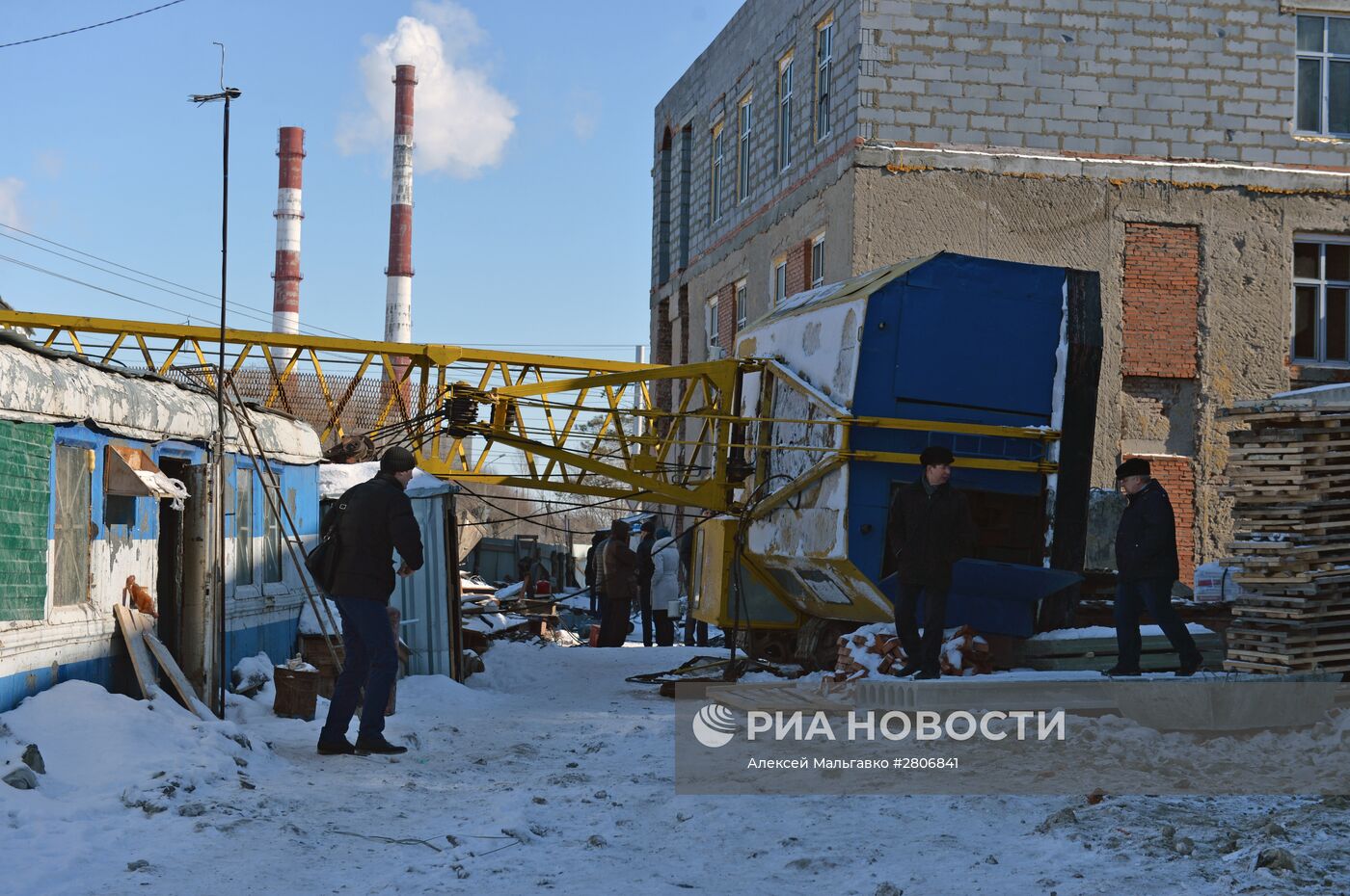 В Омске башенный кран упал на жилой дом | РИА Новости Медиабанк