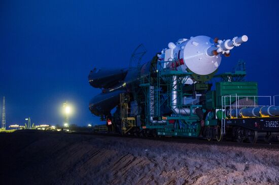 Вывоз ракеты-носителя "Союз-ФГ" с пилотируемым кораблем "Союз ТМА-20М" на стартовую площадку космодрома "Байконур"