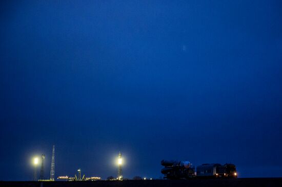 Вывоз ракеты-носителя "Союз-ФГ" с пилотируемым кораблем "Союз ТМА-20М" на стартовую площадку космодрома "Байконур"