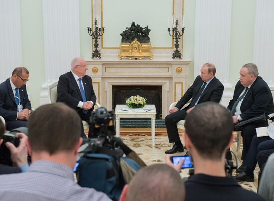 Встреча президента РФ В. Путина с президентом Израиля Р. Ривлином