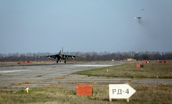 Торжественная встреча российских самолетов с авиабазы Хмеймим в Приморско-Ахтарске