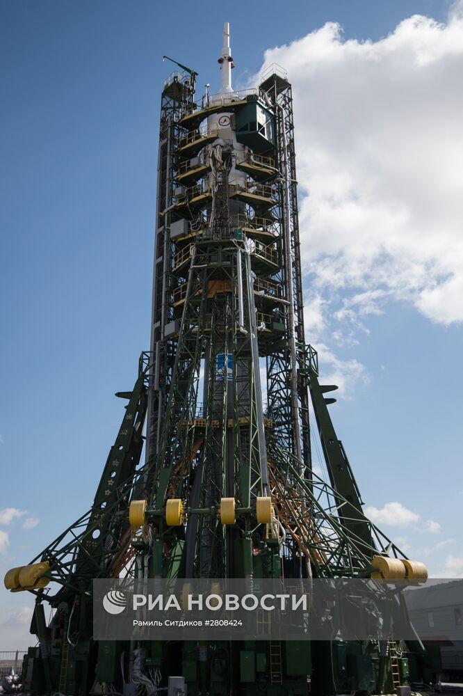 Освящение ракеты-носителя "Союз-ФГ" с пилотируемым кораблем "Союз ТМА-20М" перед запуском на космодроме "Байконур"