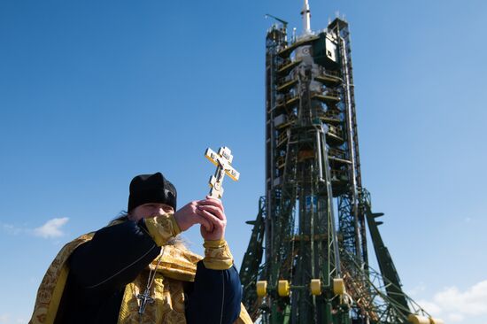 Освящение ракеты-носителя "Союз-ФГ" с пилотируемым кораблем "Союз ТМА-20М" перед запуском на космодроме "Байконур"