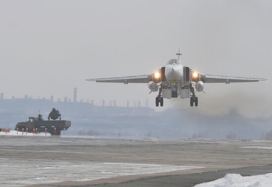 В Челябинскую область вернулись с авиабазы Хмеймим в Сирии три бомбардировщика Су-24М