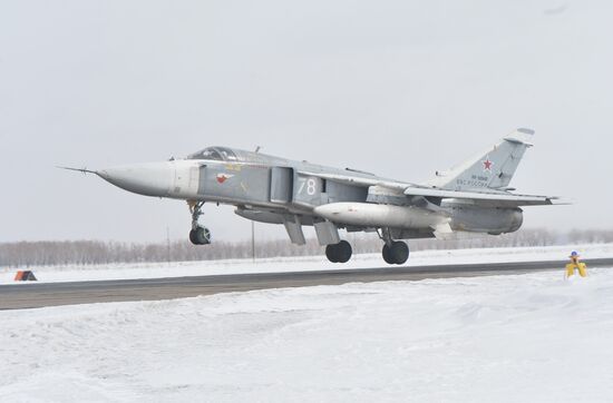 В Челябинскую область прилетели три бомбардировщика Су-24М